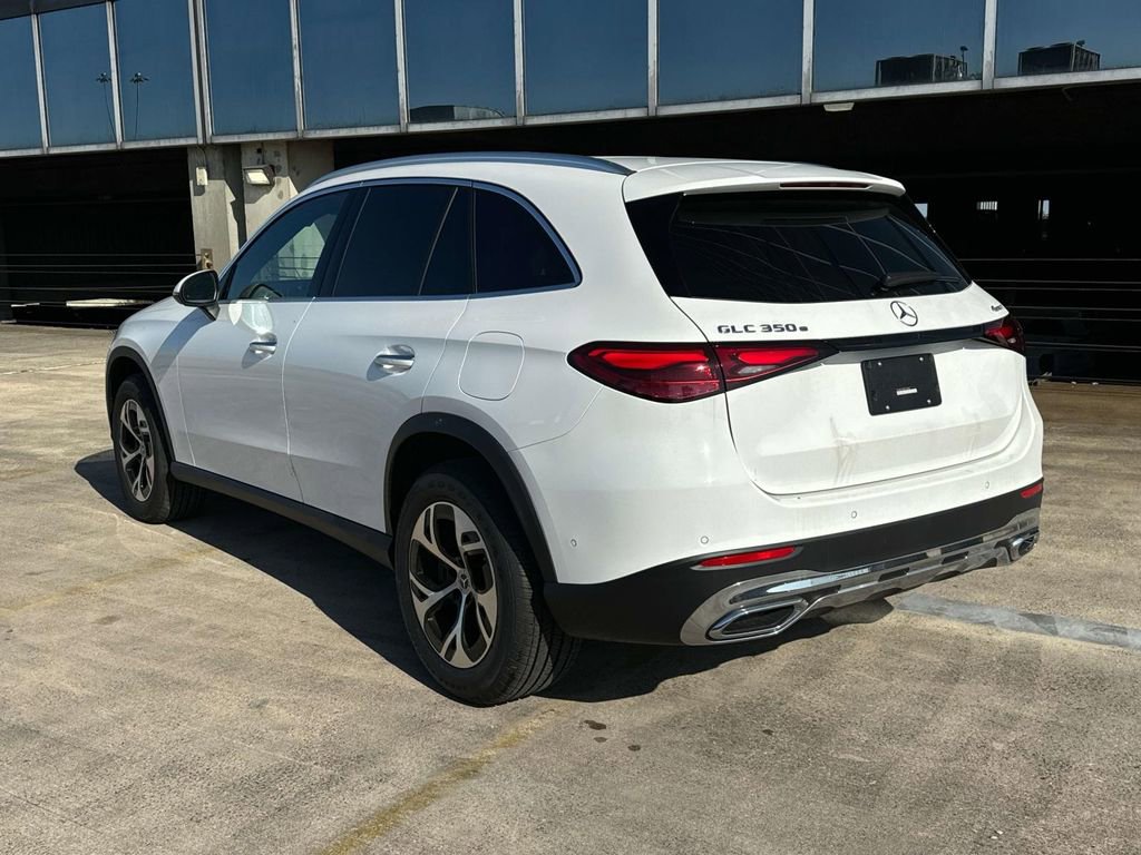 Used 2025 Mercedes-Benz GLC 350e 4MATIC image 4