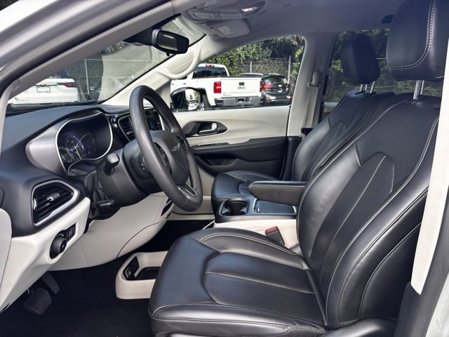 Used 2024 Chrysler Pacifica Touring-L image 5