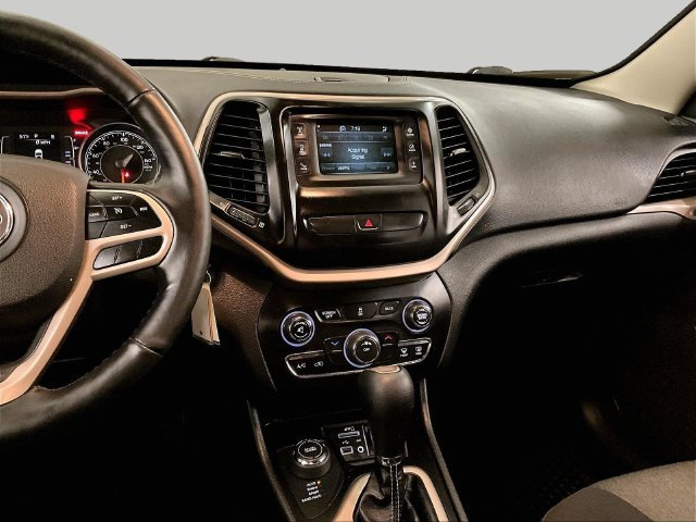 Used 2018 Jeep Cherokee Latitude w/ Cold Weather Group AWD/4WD image 7