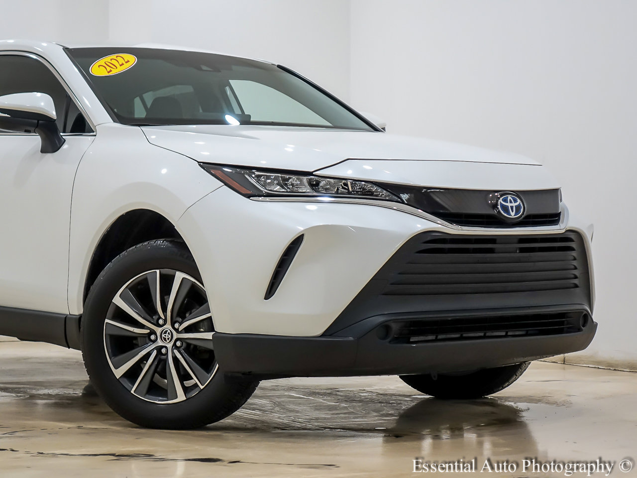 Used 2022 Toyota Venza LE image 2