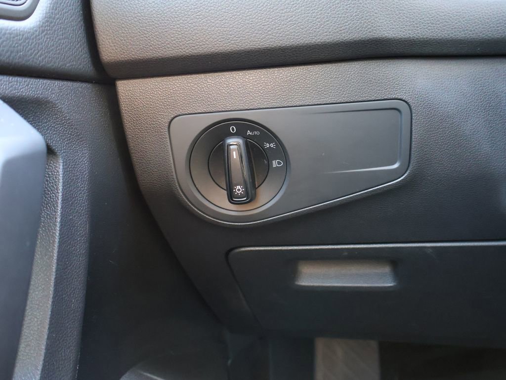 Used 2020 Volkswagen Tiguan S image 38