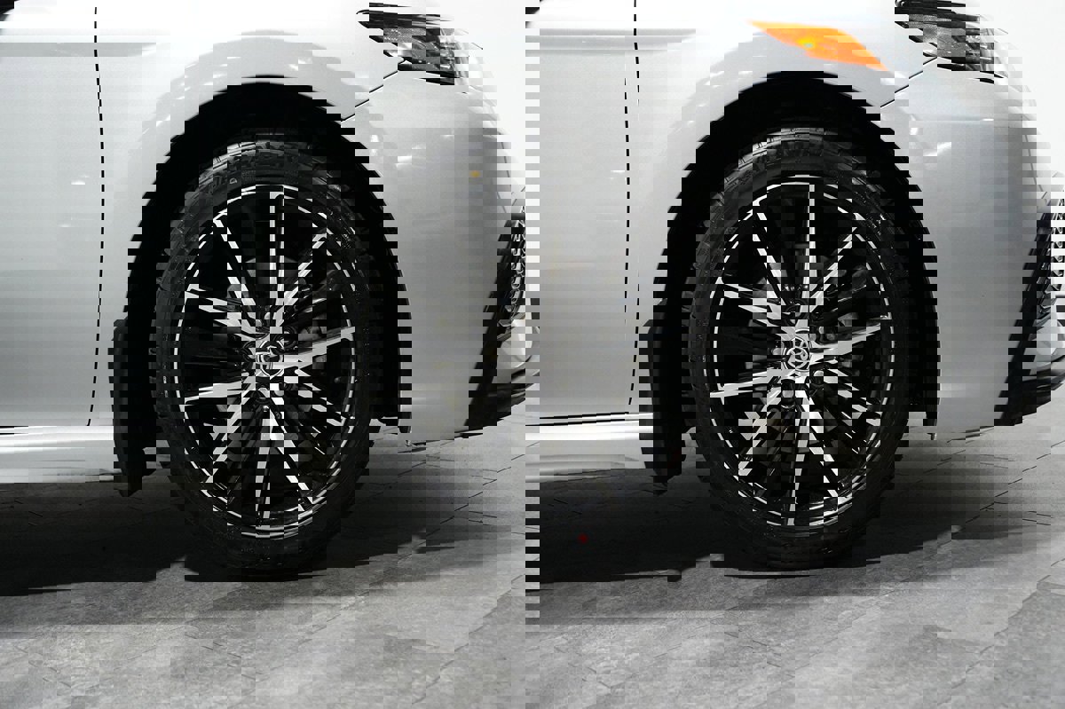 Used 2021 Toyota Camry SE w/ Carpet Mat Package (TMS) image 5