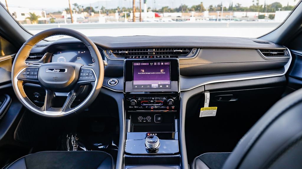 New 2025 Jeep Grand Cherokee Altitude image 13