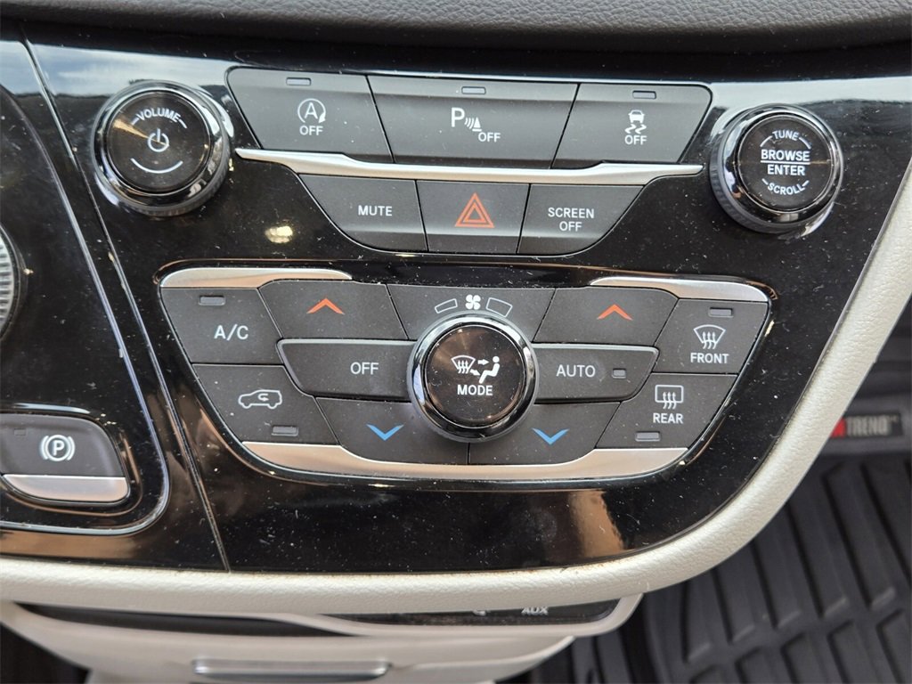 Used 2020 Chrysler Pacifica Touring-L image 29