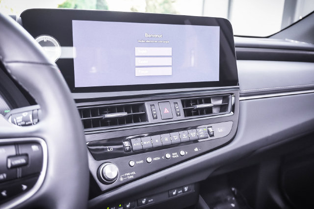 Certified 2025 Lexus ES 300h w/ Premium Package FWD image 16