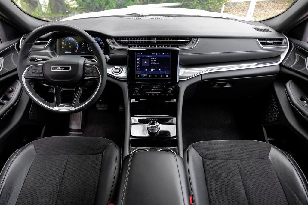 Used 2023 Jeep Grand Cherokee Altitude image 5