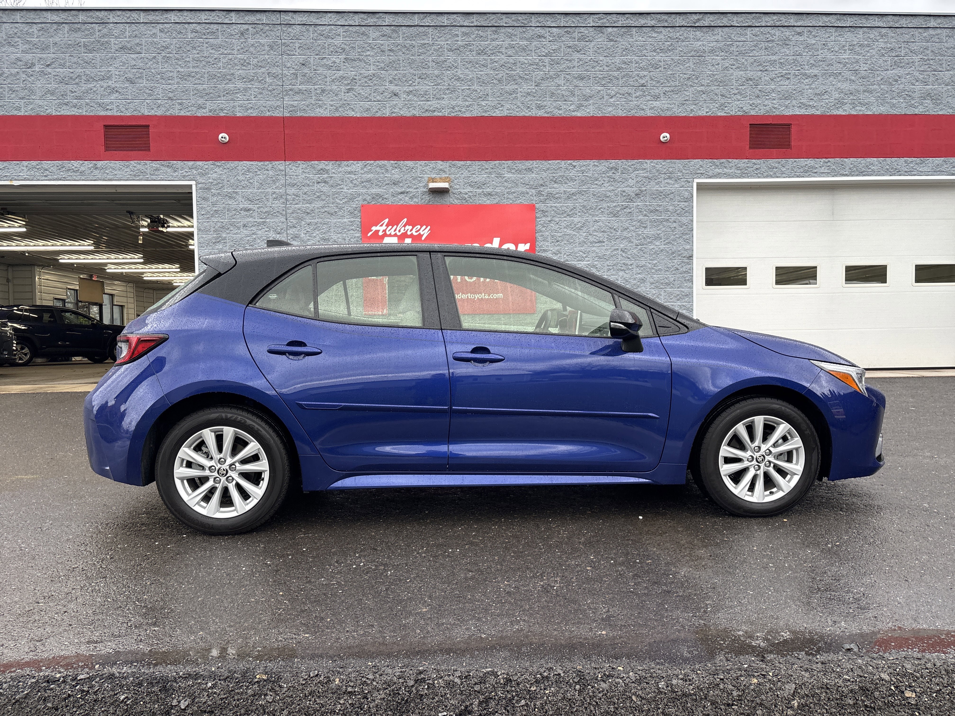 Certified 2024 Toyota Corolla SE w/ SE Package image 2