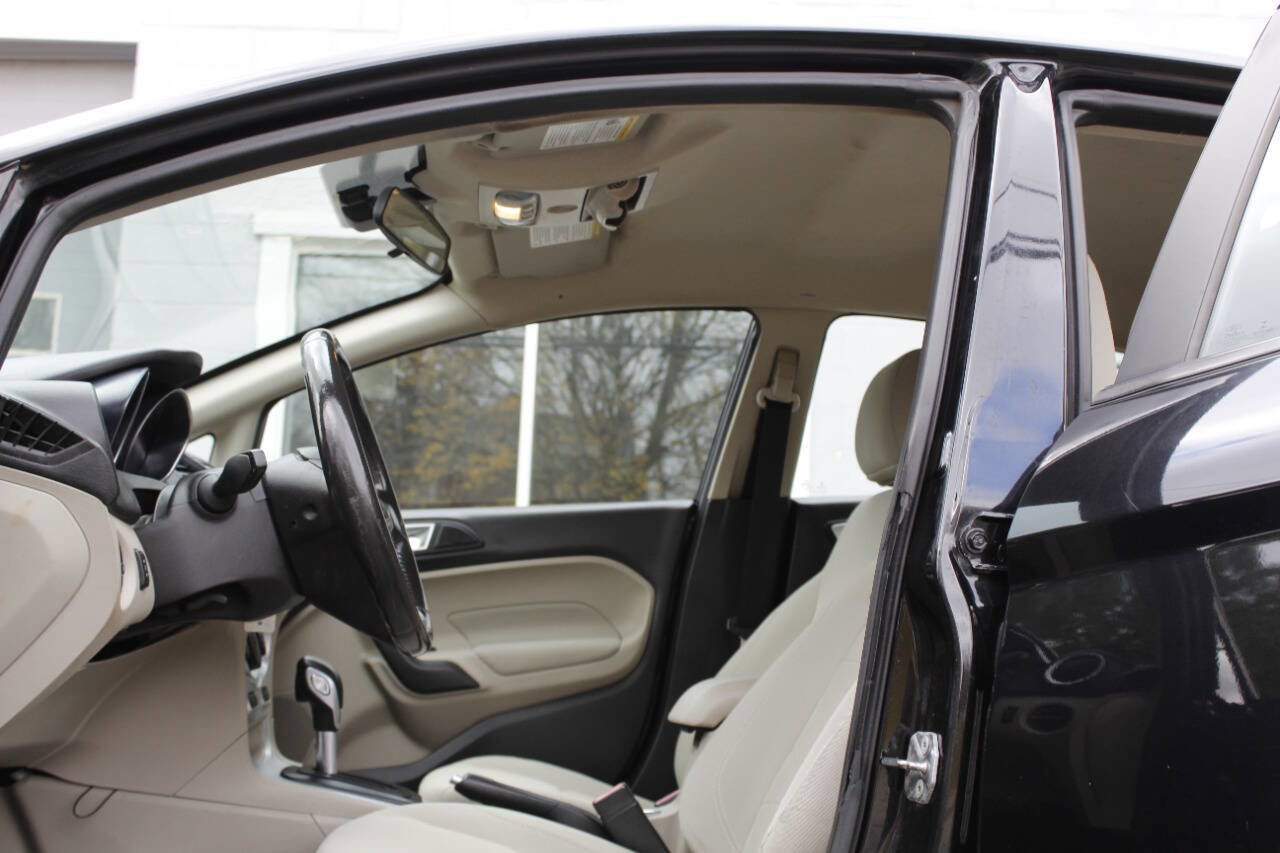 Used 2015 Ford Fiesta SE image 40