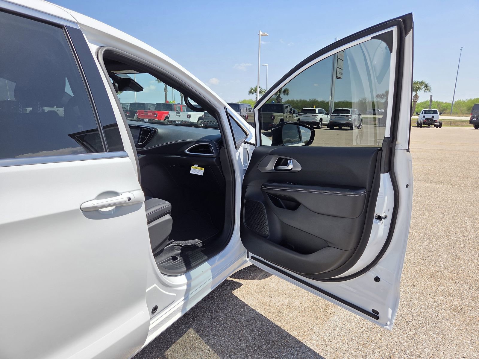 New 2026 Chrysler Pacifica Select FWD image 17
