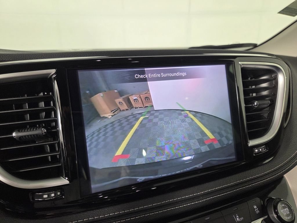 Used 2024 Chrysler Pacifica Limited w/ Trailer Tow Group FWD image 11