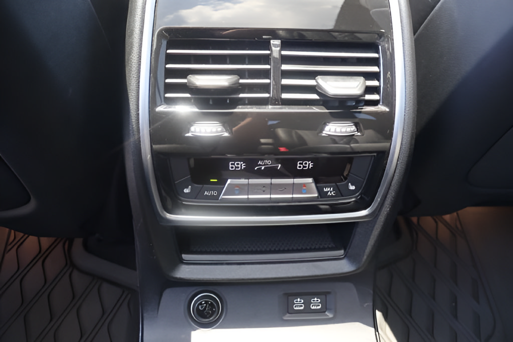 Used 2025 BMW X7 M60i w/ Executive Package AWD/4WD image 37