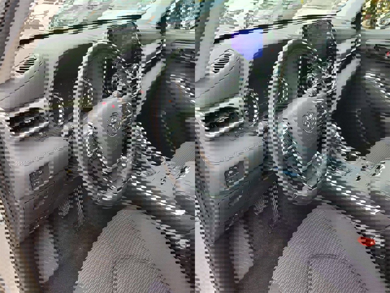 Used 2023 Toyota Highlander LE image 16