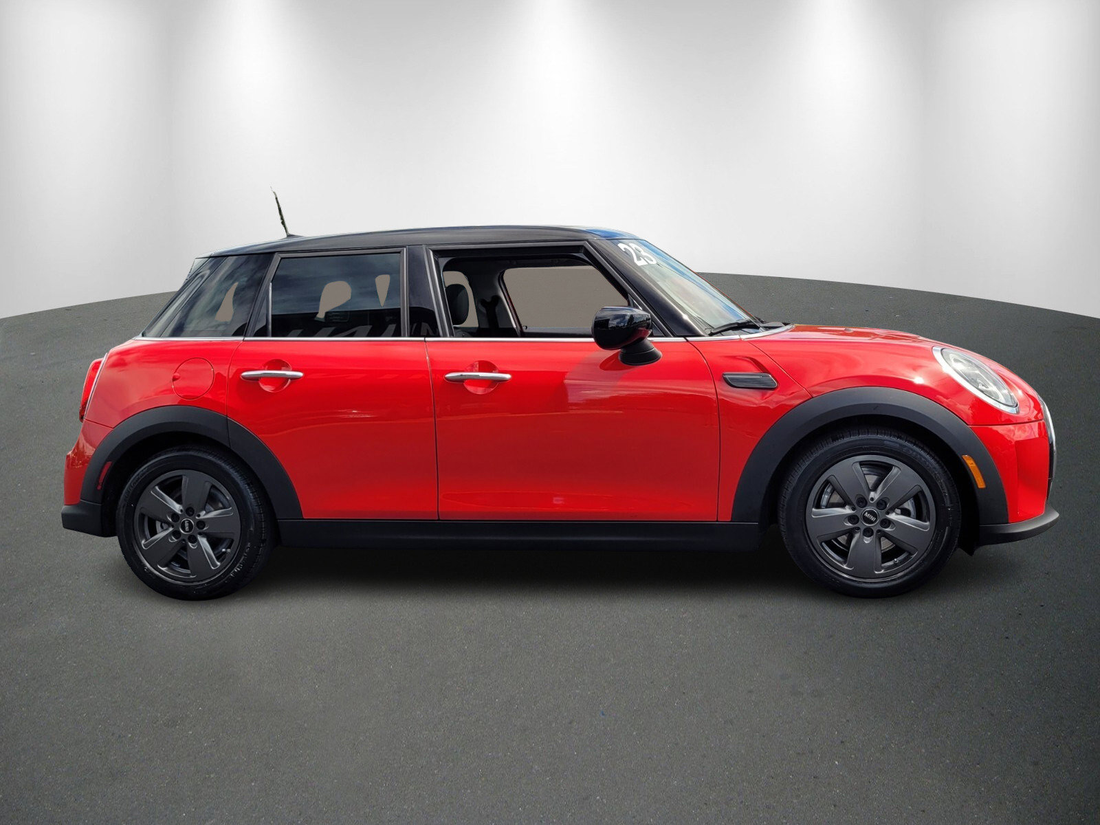 Used 2023 MINI Cooper 4-Door Hardtop image 8