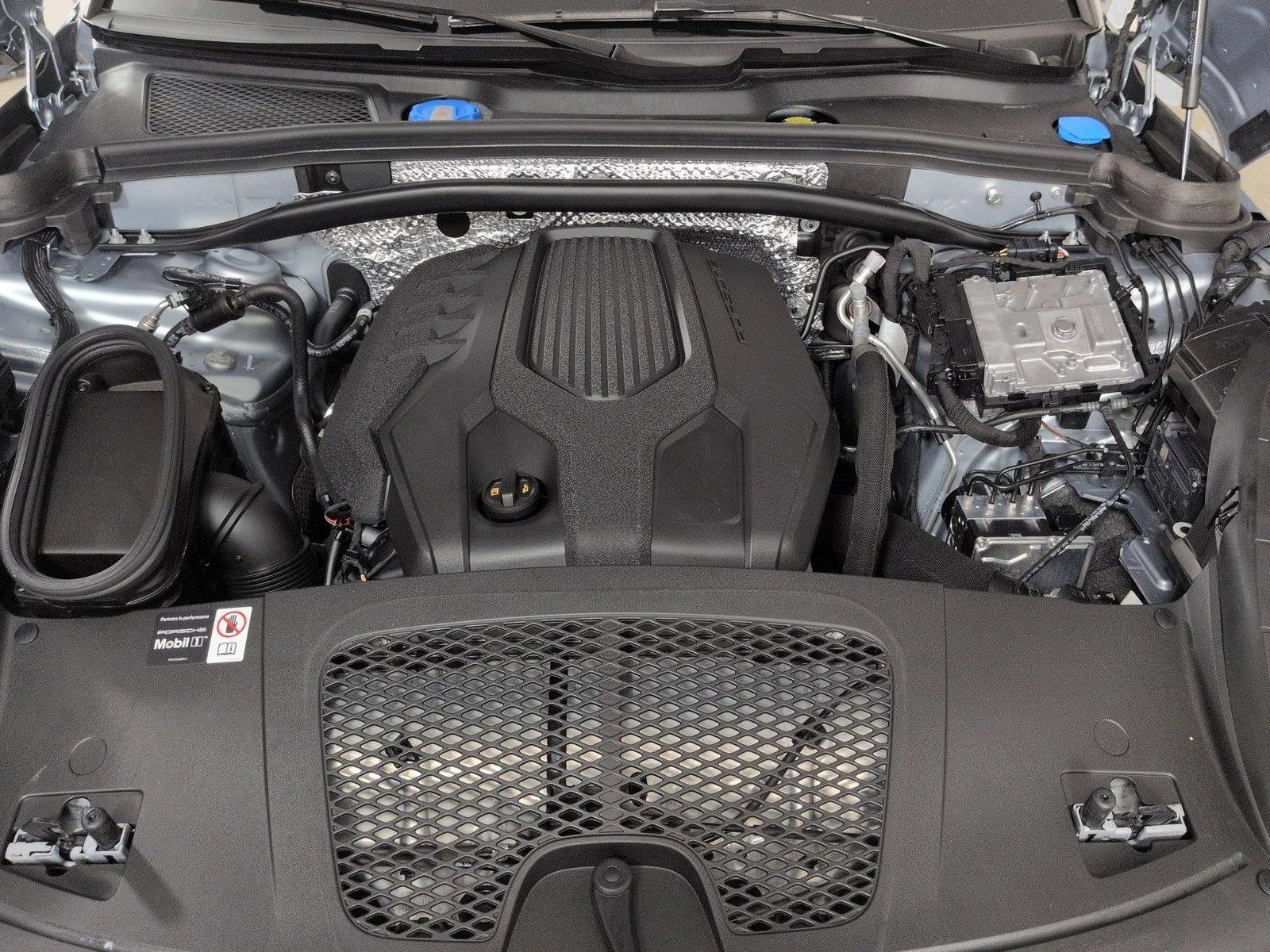 Certified 2025 Porsche Macan AWD/4WD image 28