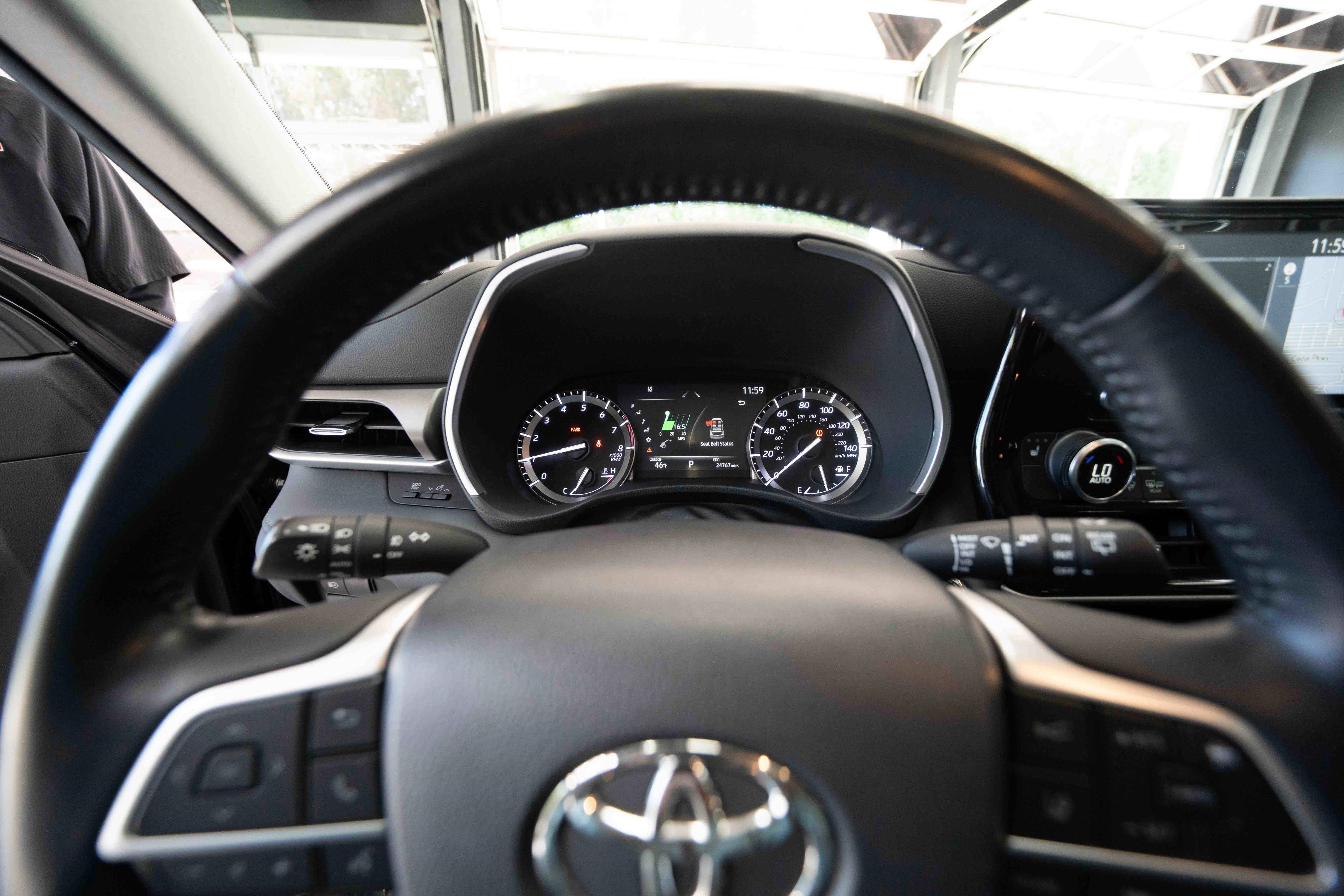 Used 2022 Toyota Highlander XLE AWD/4WD image 15