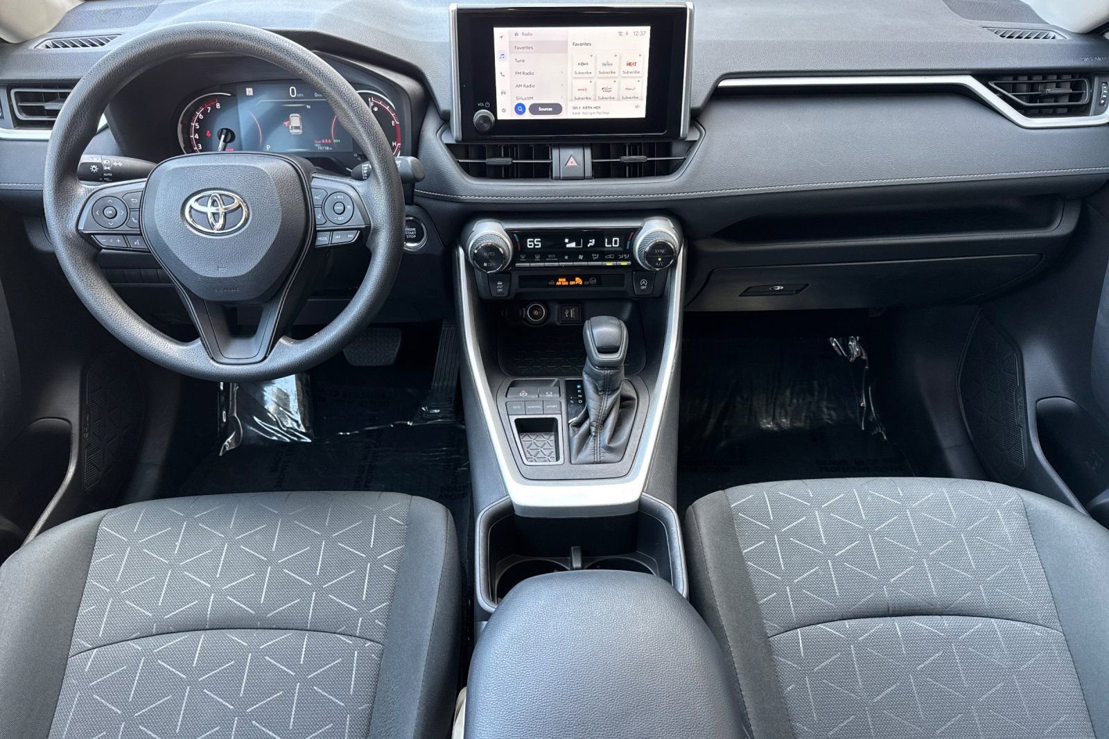 Used 2024 Toyota RAV4 XLE w/ Convenience Package FWD image 16