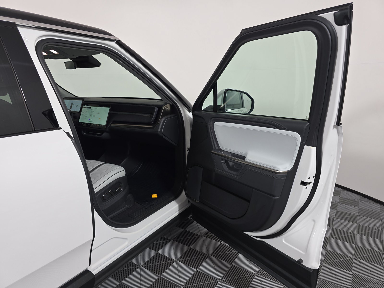 Used 2025 Rivian R1S Adventure AWD/4WD image 18