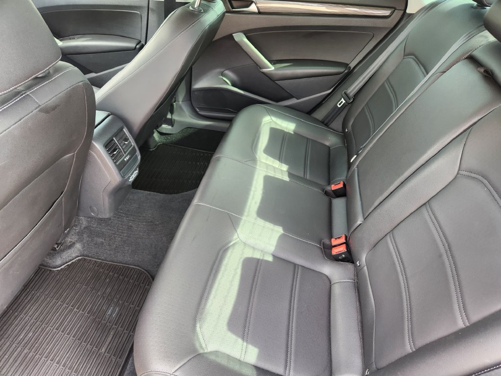 Used 2020 Volkswagen Passat 2.0T R-Line FWD image 34