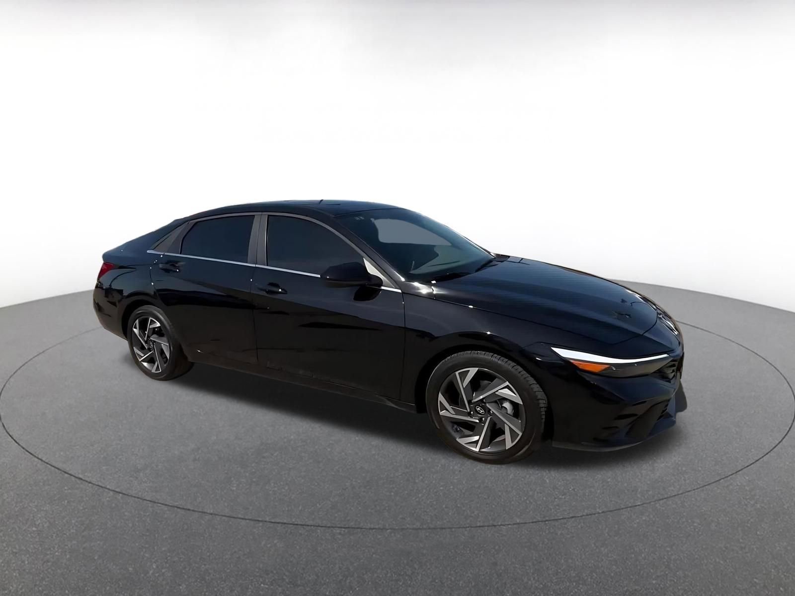 Used 2025 Hyundai Elantra SEL FWD image 2