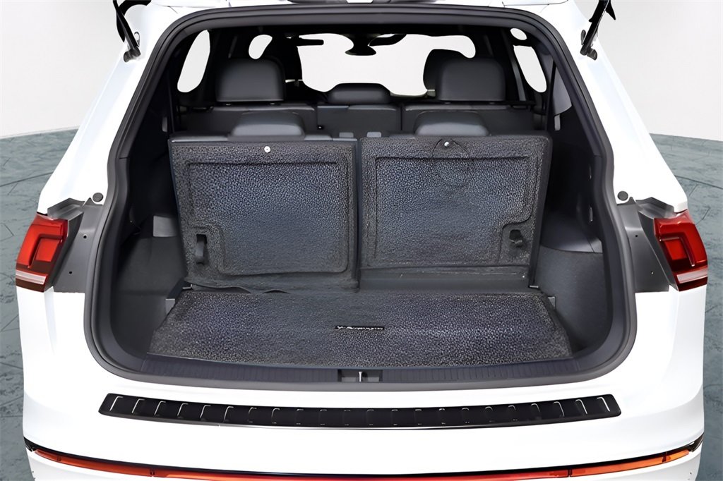 Used 2023 Volkswagen Tiguan SE R-Line image 12