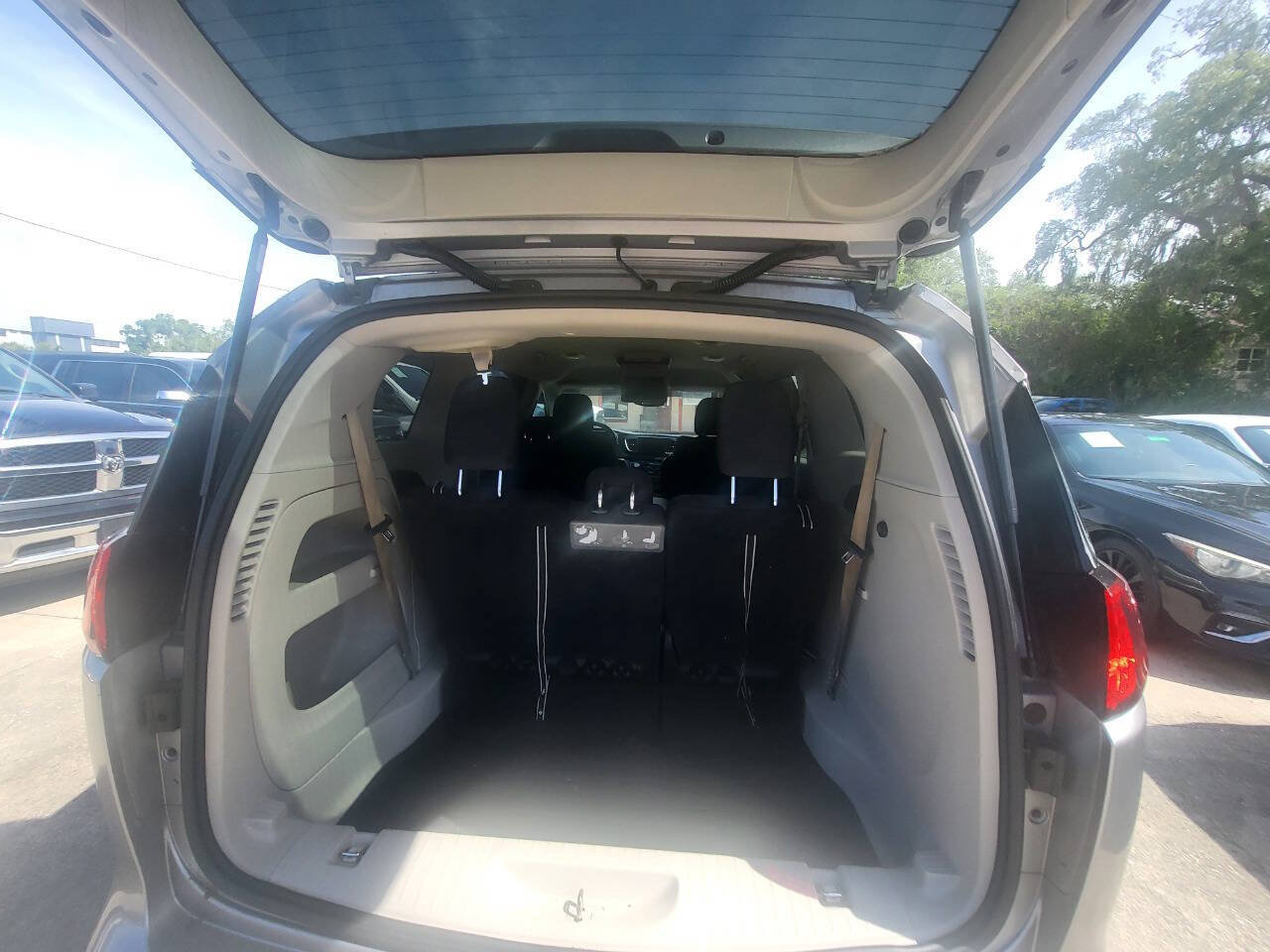 Used 2017 Chrysler Pacifica Touring w/ Tire & Wheel Group FWD image 31
