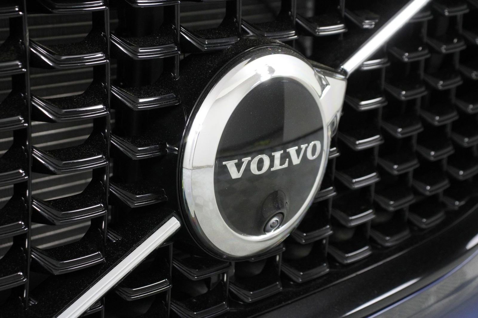 Certified 2025 Volvo XC60 T8 Plus w/ Protection Package Premier image 27