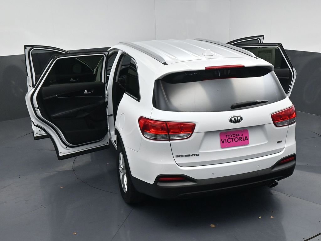 Used 2017 Kia Sorento LX w/ LX Convenience Package image 19
