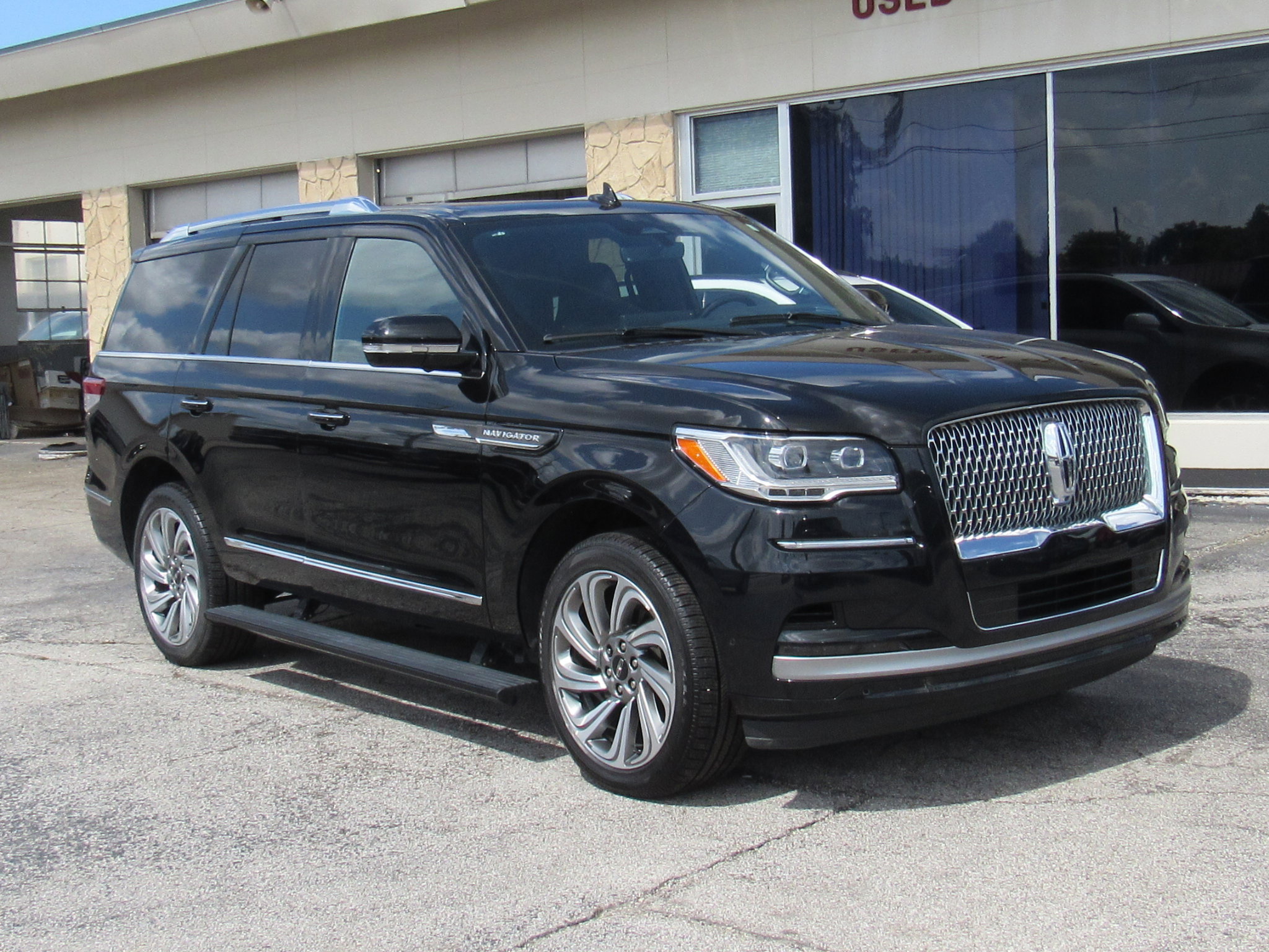 Used 2023 Lincoln Navigator Reserve image 1