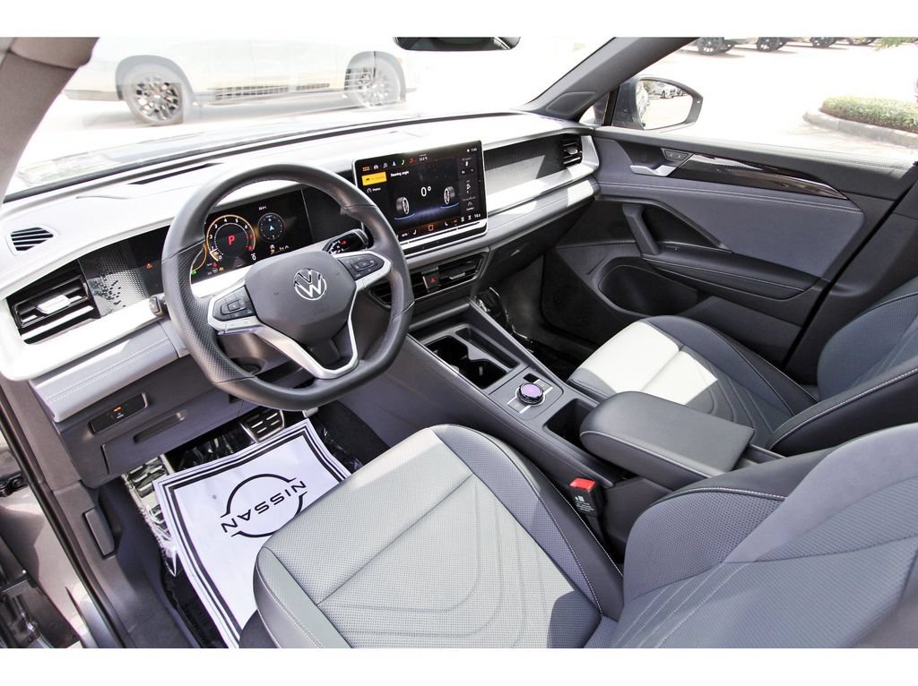 Used 2025 Volkswagen Tiguan SE R-Line AWD/4WD image 12