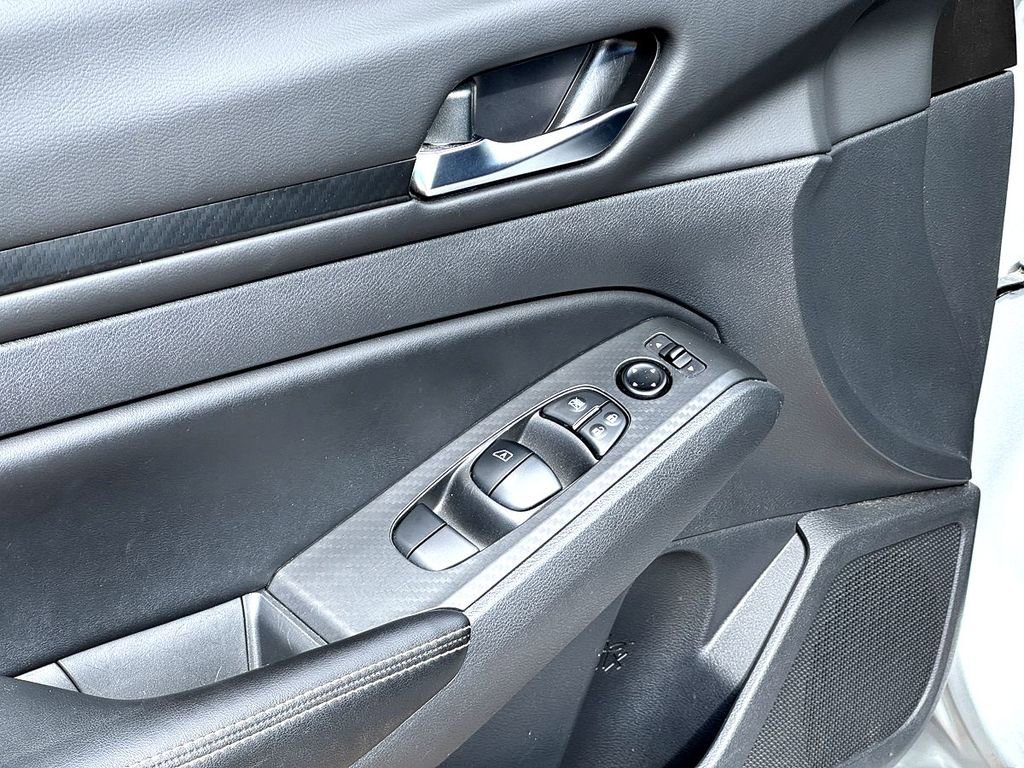 Used 2024 Nissan Altima 2.5 SV image 12