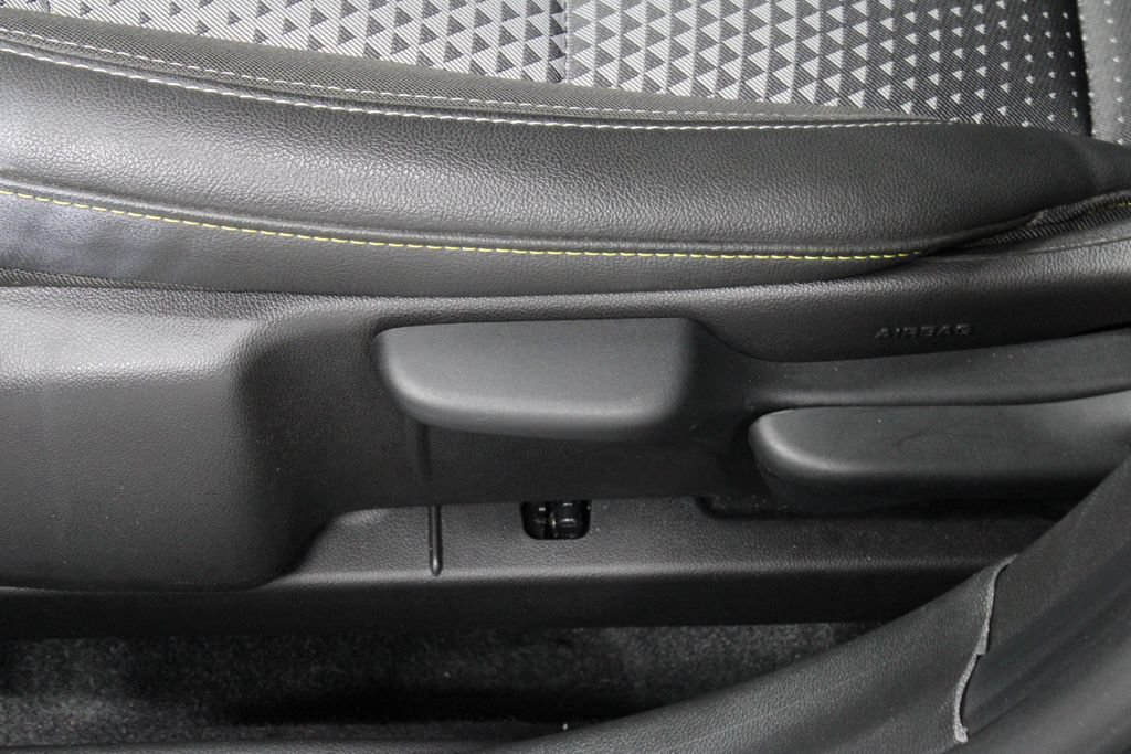 Used 2025 Chevrolet Trax LT FWD image 24