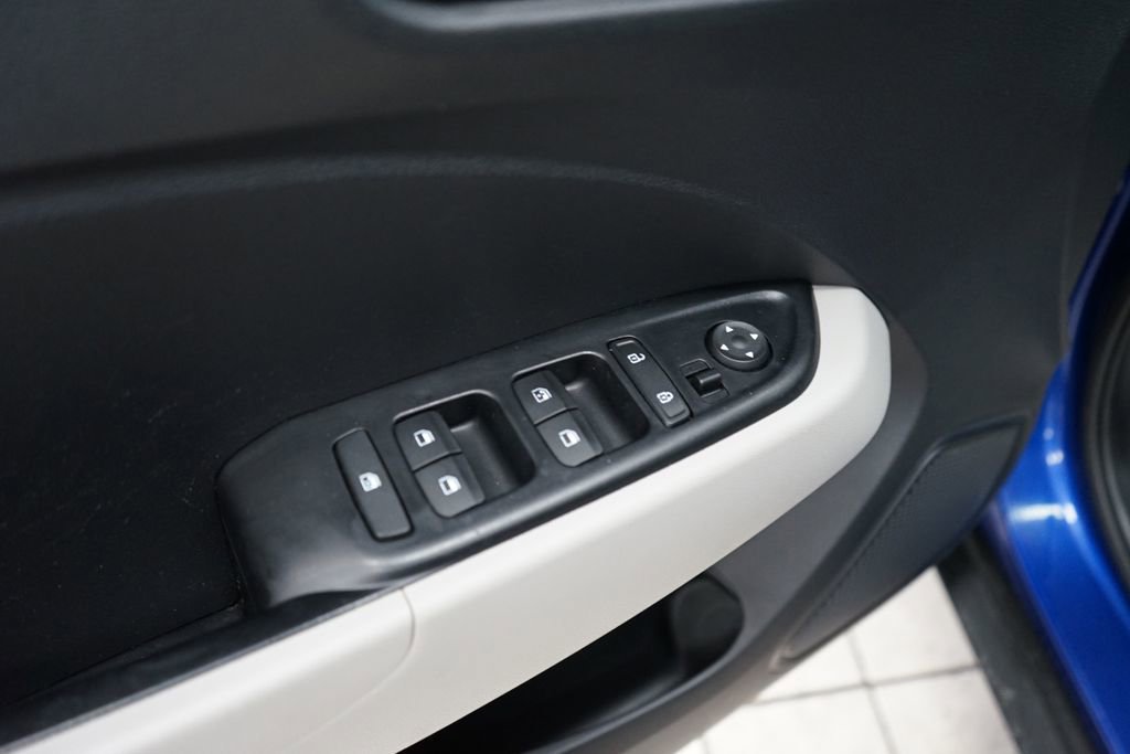 Used 2020 Hyundai Venue SEL image 21