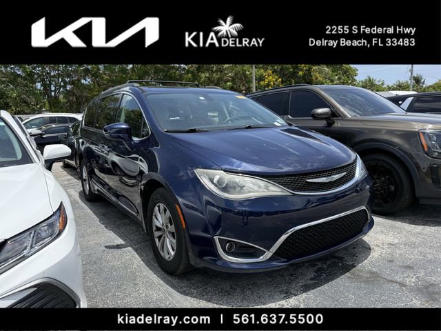 Used 2017 Chrysler Pacifica Touring-L FWD image 6