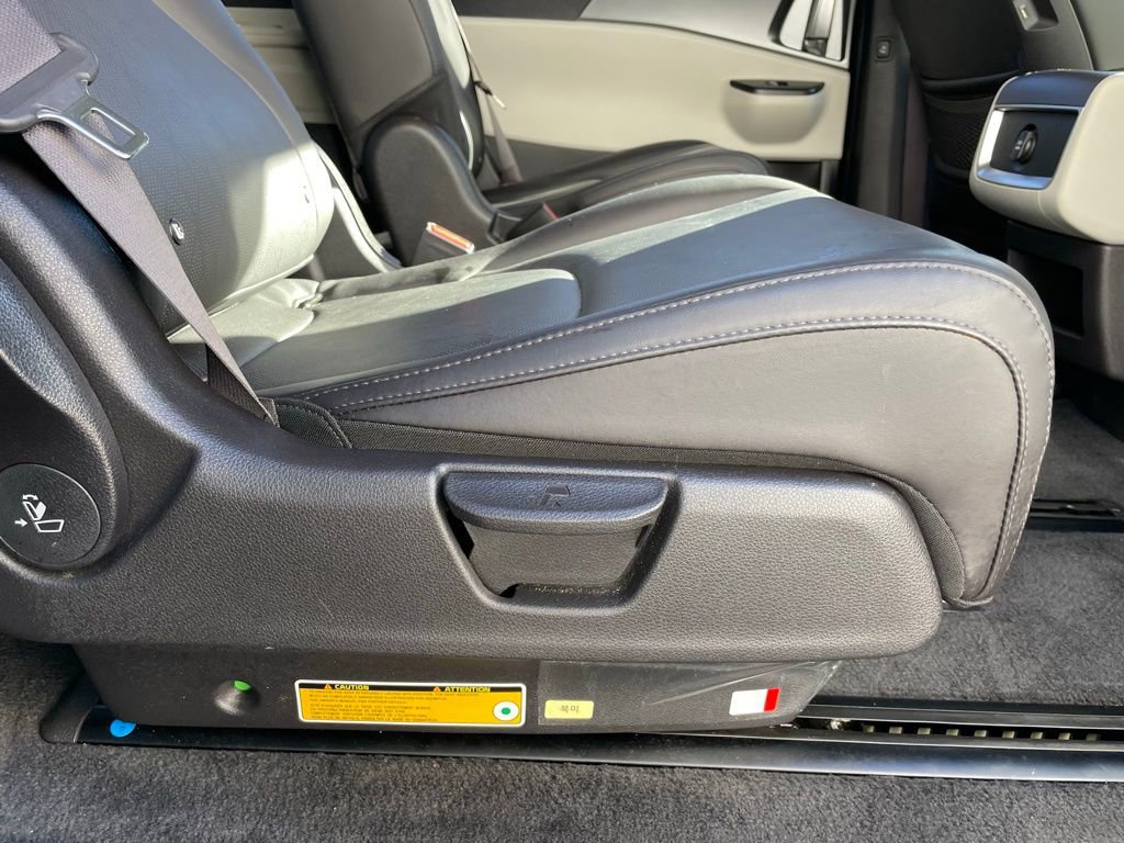 Used 2023 Kia Carnival LX image 35