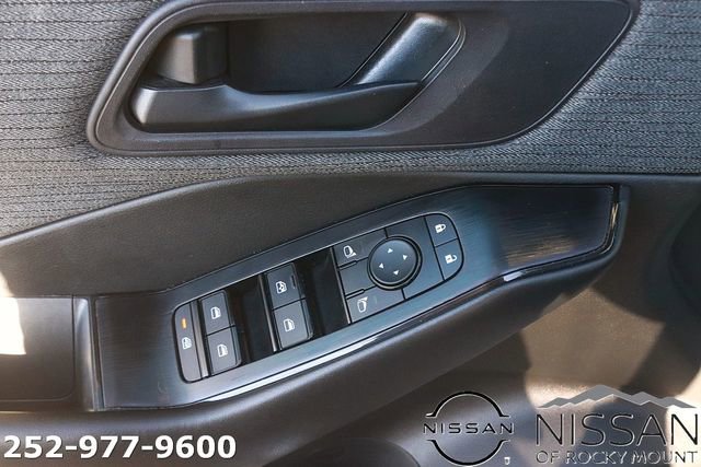 Used 2023 Nissan Rogue S image 11