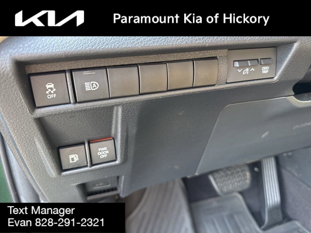 Used 2021 Toyota Sienna XLE image 22