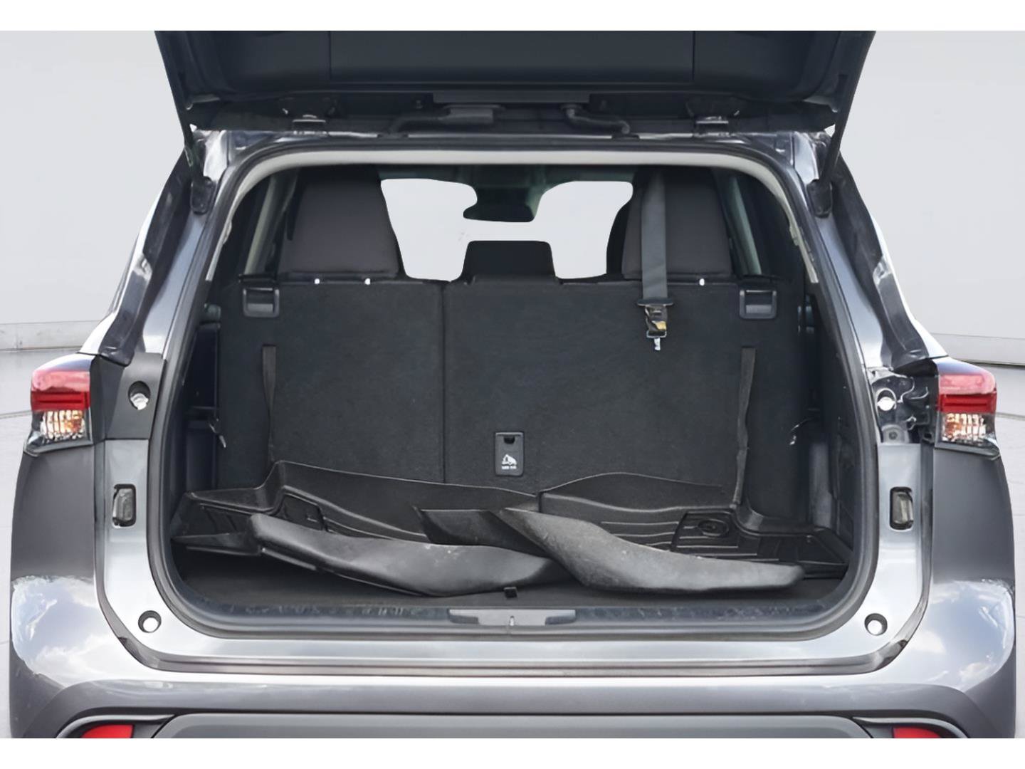 Used 2021 Toyota Highlander L FWD image 31