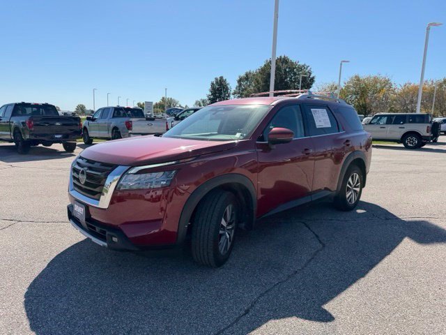 Used 2024 Nissan Pathfinder SL AWD/4WD image 3