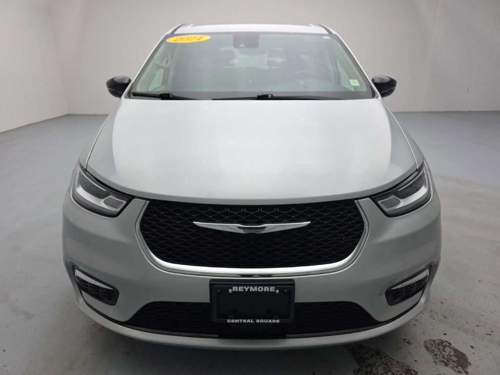 Used 2024 Chrysler Pacifica Touring-L image 5