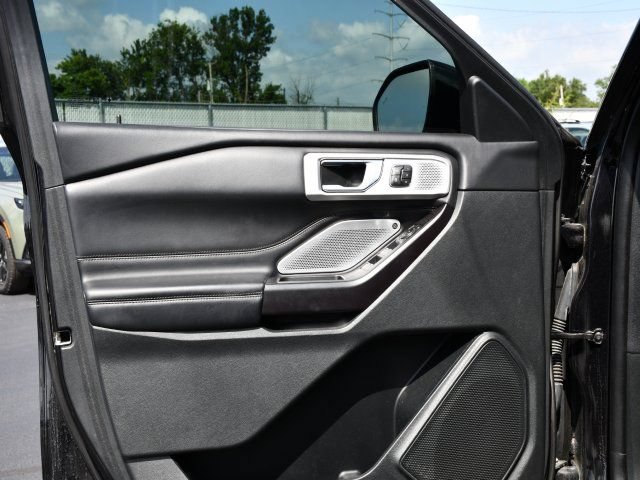 Used 2020 Ford Explorer Platinum w/ Premium Technology Package AWD/4WD image 13