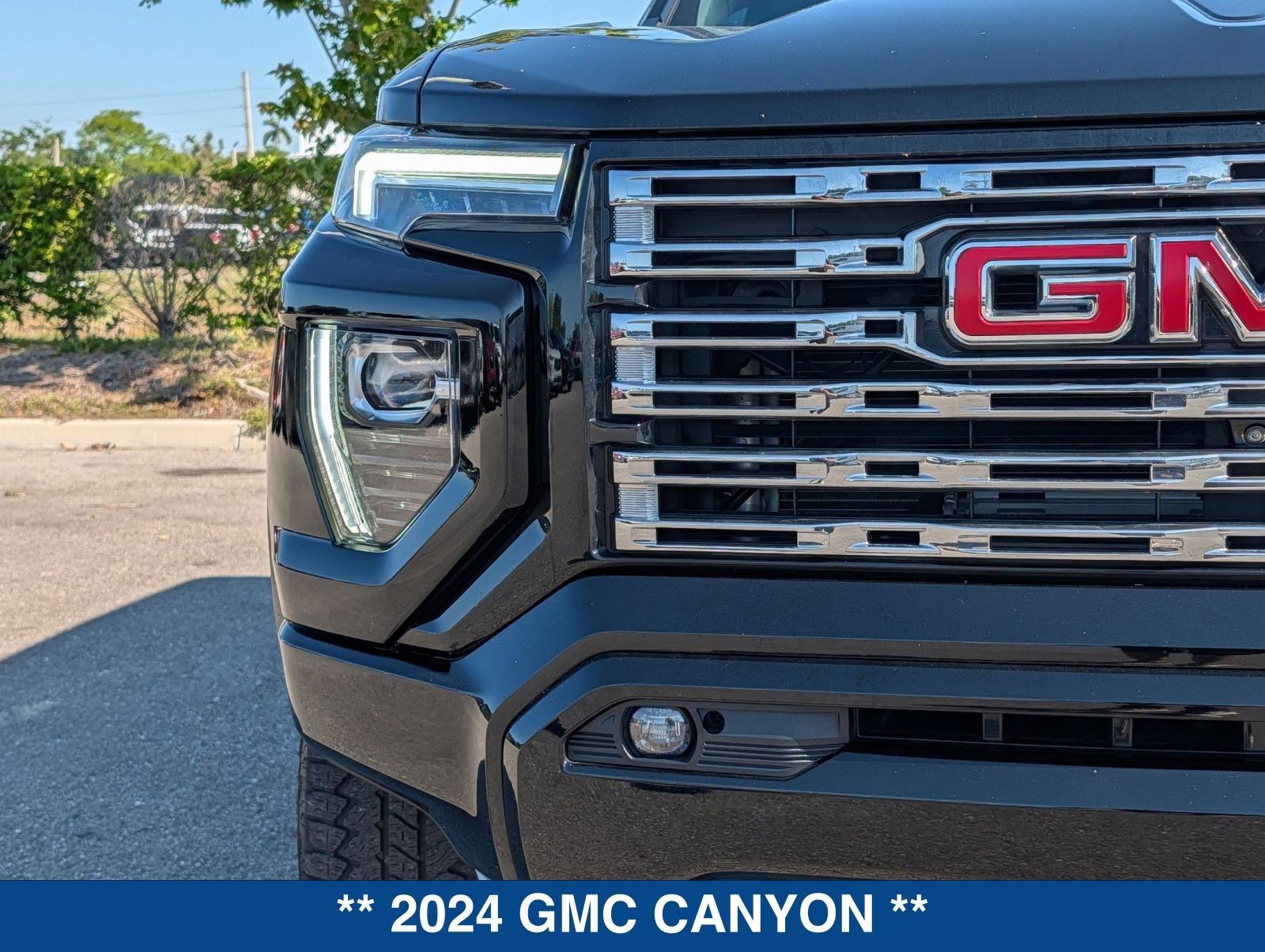 Used 2024 GMC Canyon Denali image 9