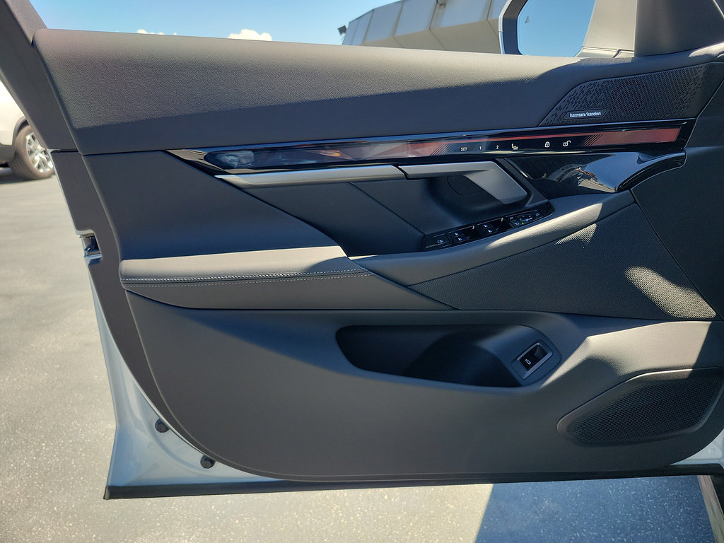 New 2026 BMW i5 eDrive40 w/ Convenience Package RWD image 22