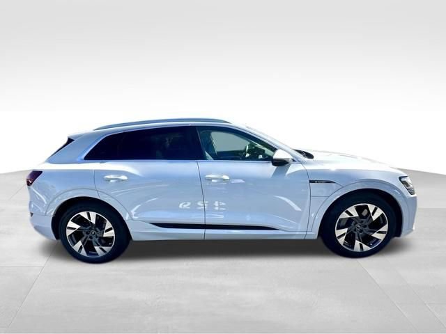 Used 2022 Audi e-tron Premium AWD/4WD image 9