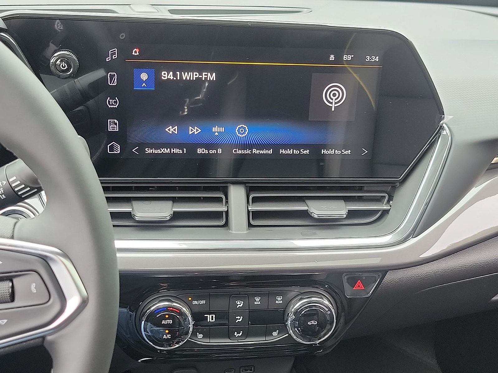 Used 2025 Chevrolet Trax ACTIV w/ Sunroof Package FWD image 16