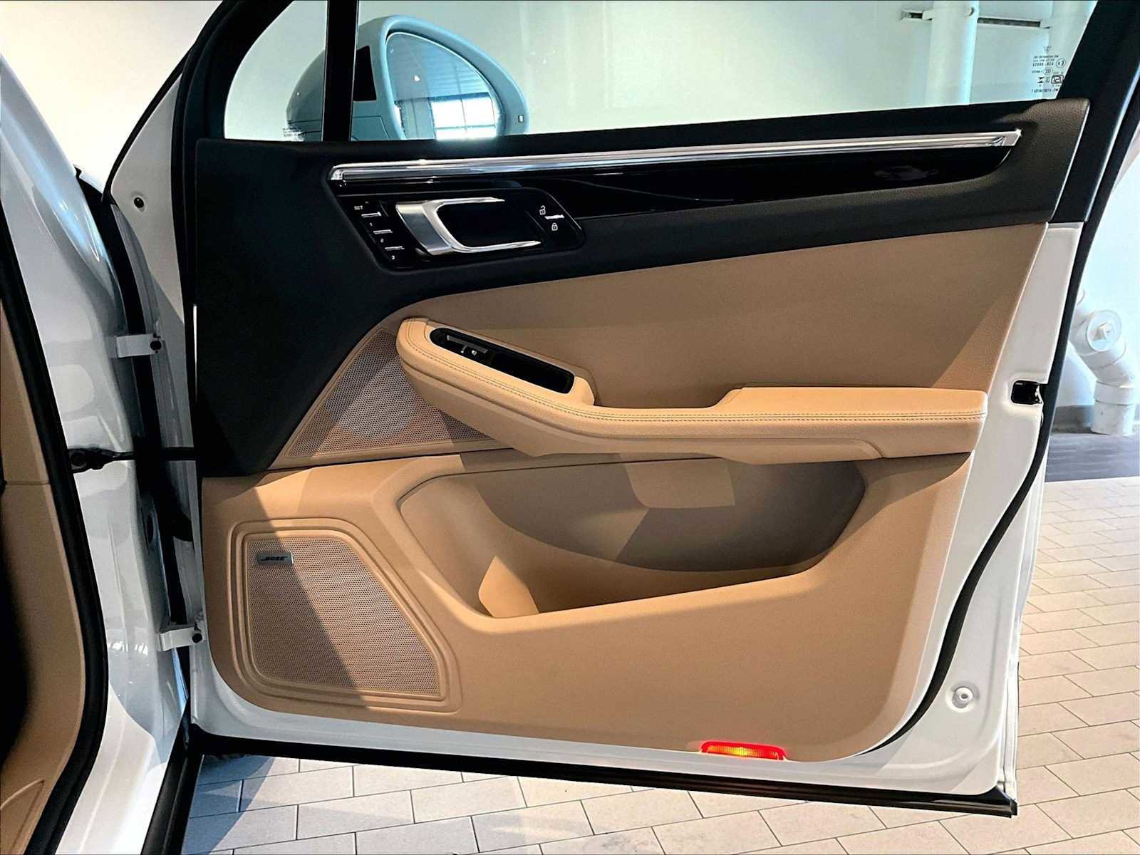 Used 2025 Porsche Macan image 27