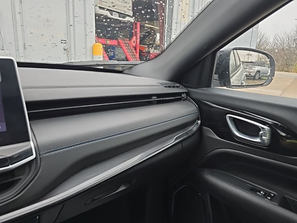 Used 2025 Jeep Compass Latitude w/ Altitude Special Edition image 23