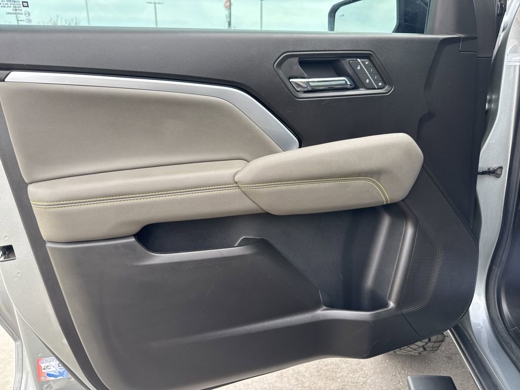 Used 2025 Chevrolet Colorado ZR2 w/ Technology Package image 16