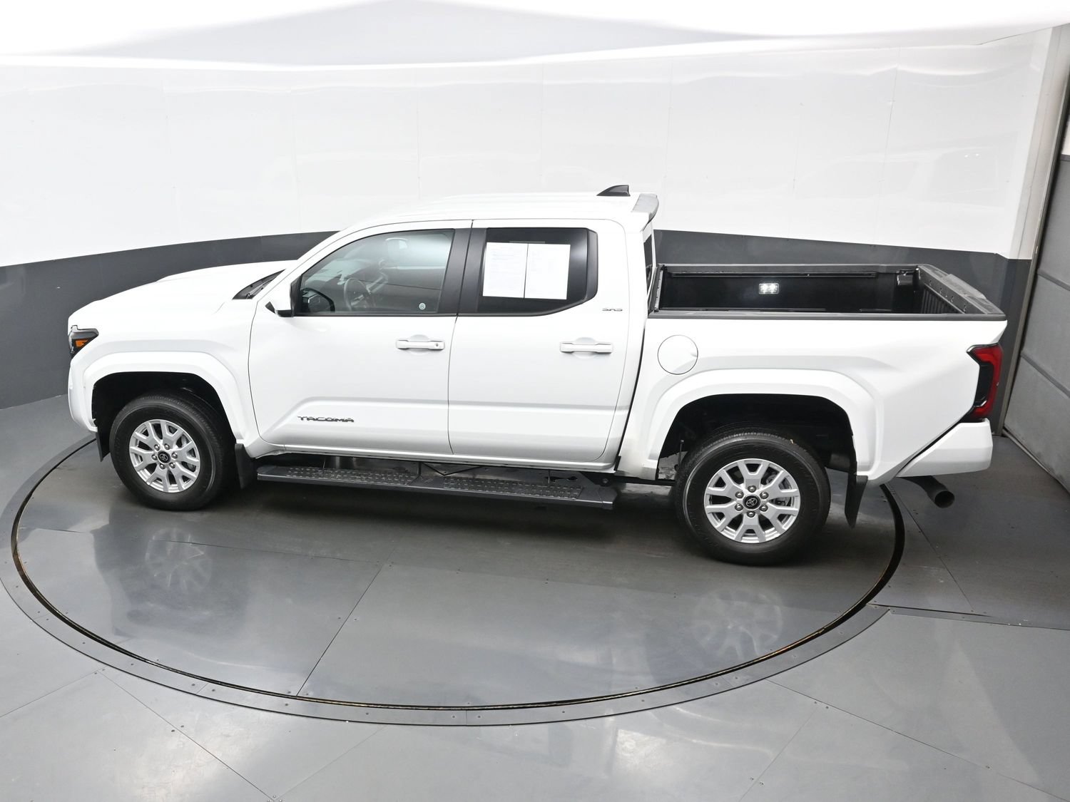 Used 2025 Toyota Tacoma SR5 AWD/4WD image 37