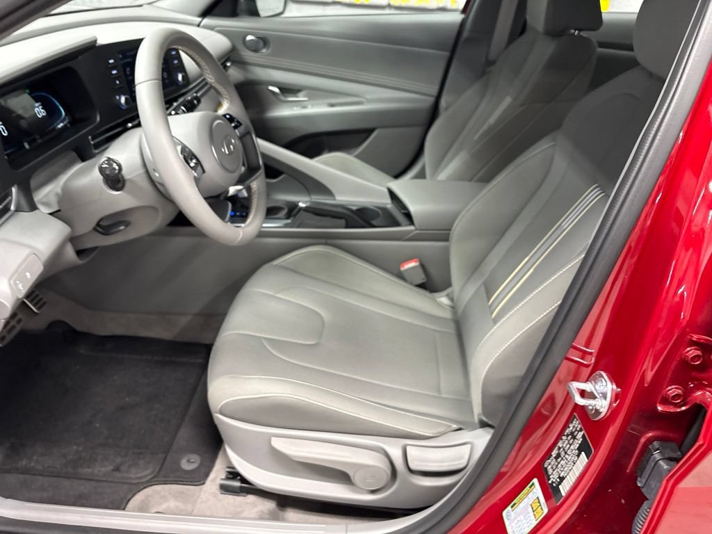 Used 2025 Hyundai Elantra Sport FWD image 16