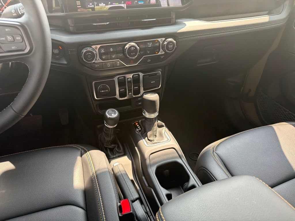 Used 2025 Jeep Gladiator Sport AWD/4WD image 15
